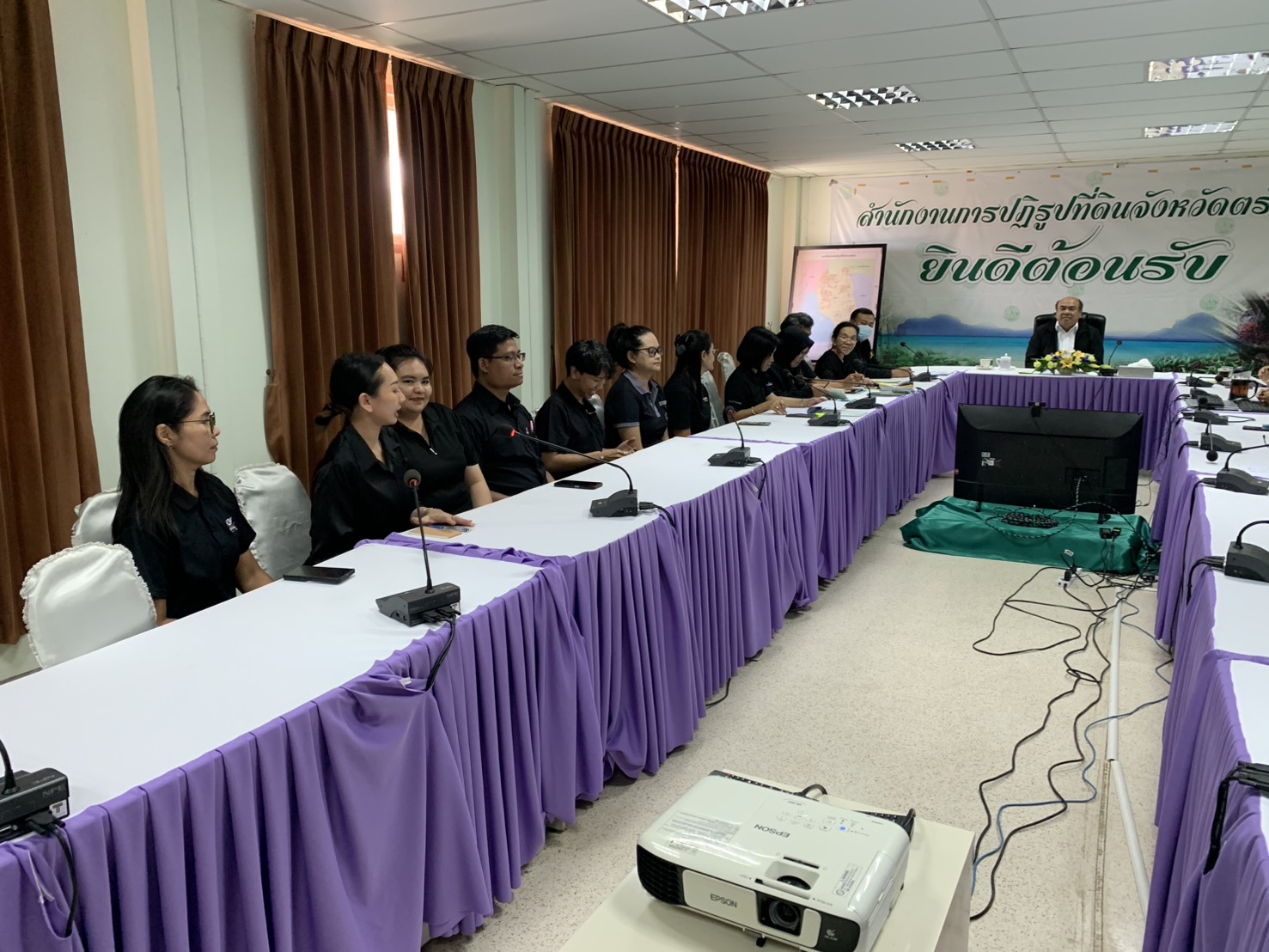 title - นายอภิชาติ สาราบรรณ์ รองผู้ว่าราชการจังหวัดตรัง  ลงพื้นที่ตรวจเยี่ยมสำนักงานการปฏิรูปที่ดินจังหวัดตรัง (ส.ป.ก.ตรัง)